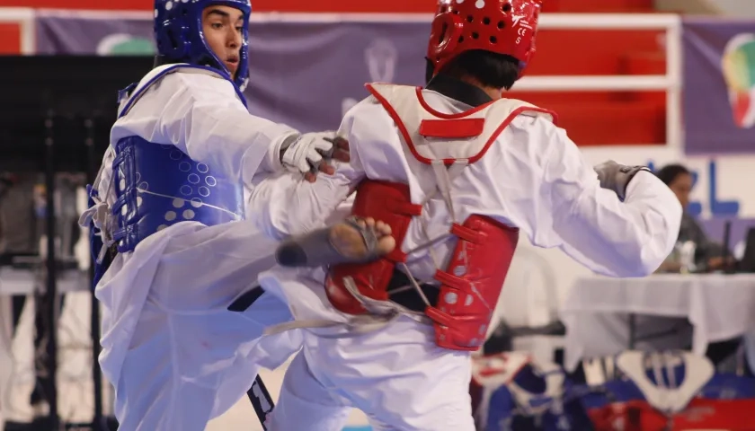 El taewondista atlanticense Elías Ahumada (azul) en su combate final contra Johan Angola.