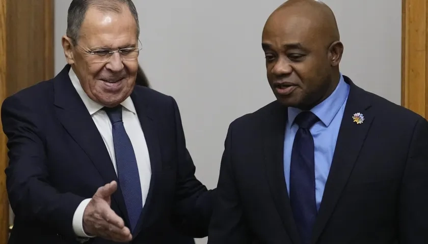 El Ministro de Asuntos Exteriores de Rusia, Sergey Lavrov, y el canciller Luis Gilberto Murillo.