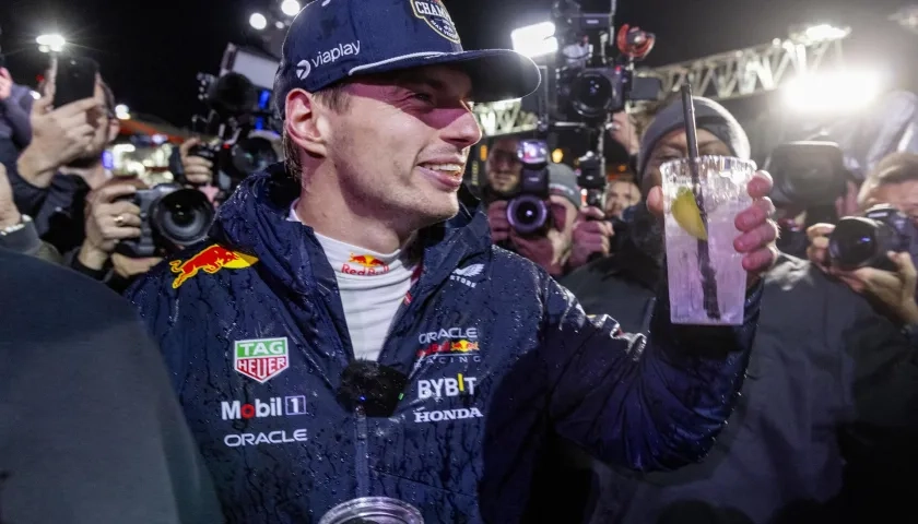 Max Verstappen celebrando su título mundial.