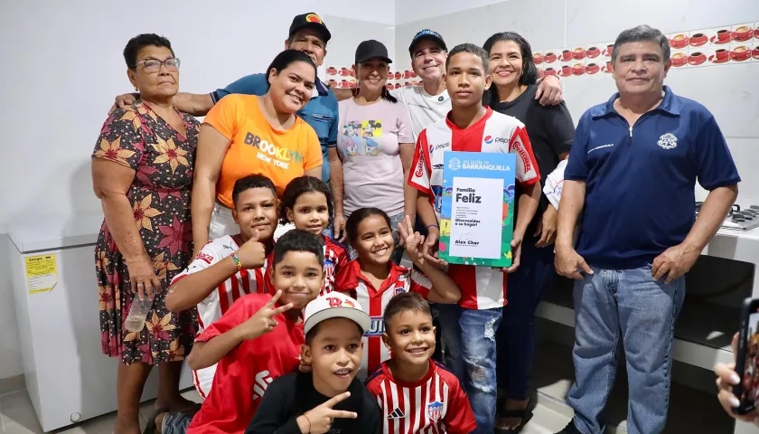 Alcalde Alejandro Char con beneficiarios.