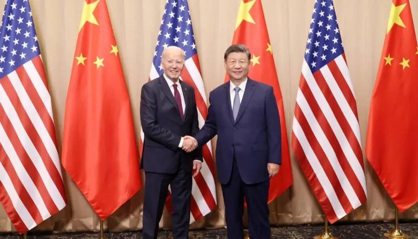 Presidente de Estados Unidos Joe Biden (i) junto a su homologo de China, Xi Jinping.