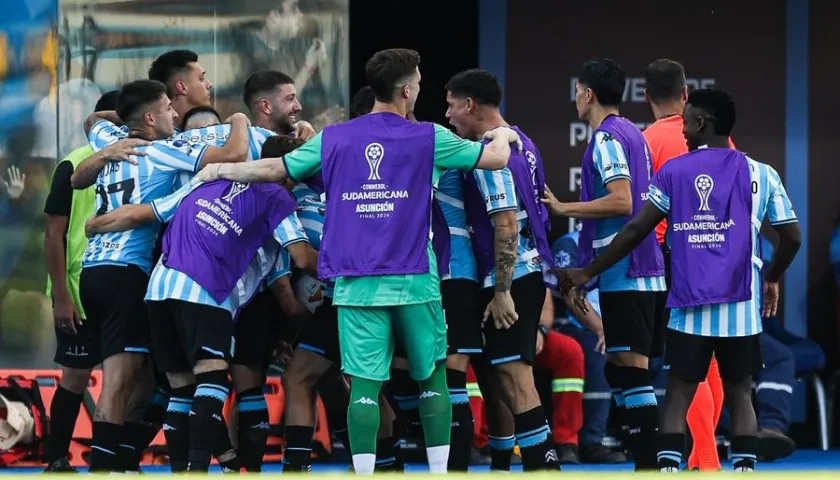 Jugadores de Racing celebrando uno de los goles.