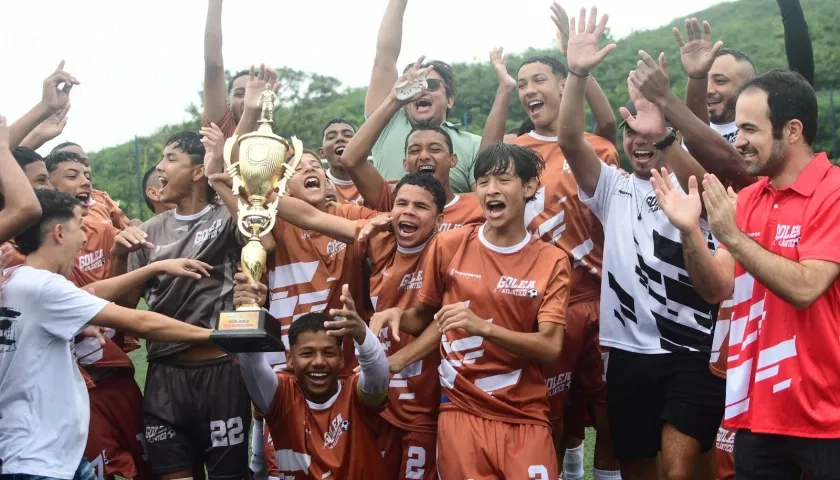 Integrantes del equipo de Juan de Acosta tras recibir el trofeo que los acredita como campeones de 'Golea Atlántico II'.