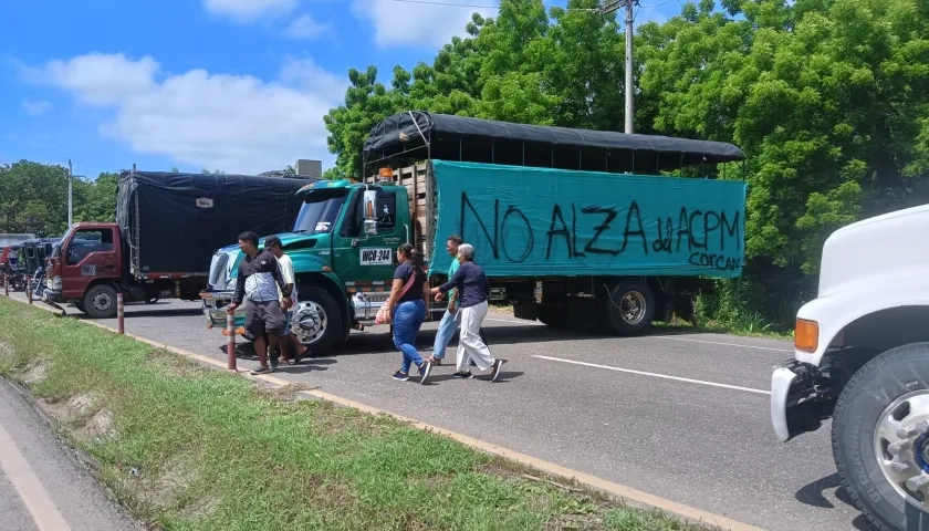 El paro de camioneros se tomó varias vías en el país. 