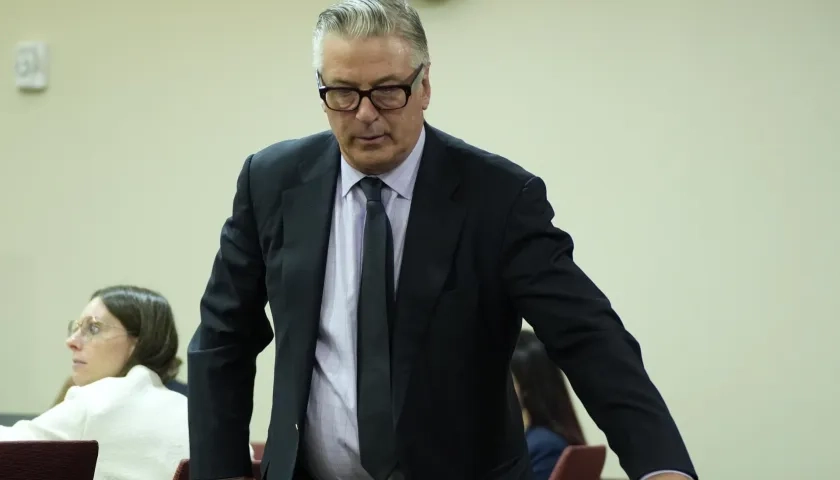 Alec Baldwin asistiendo a su juicio por homicidio involuntario.