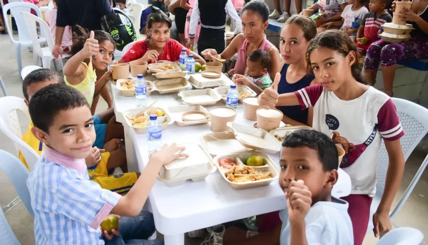 Cada sábado los niños recibirán su comida.