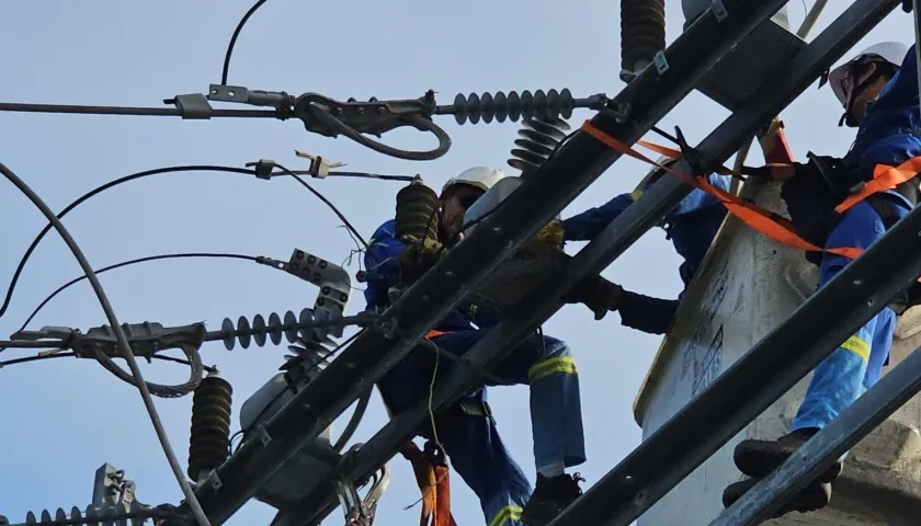 Operarios de Air-e realizan trabajos eléctricos. 