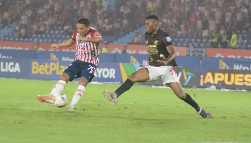 La exquisita definición de Carlos Bacca, luego de quitarse de encima la marca de Jeisson Palacios, defensa del América.