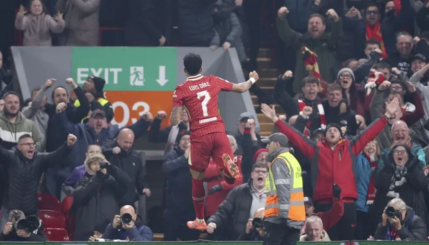 Luis Díaz celebra con los aficionados el primer gol del Liverpool. 