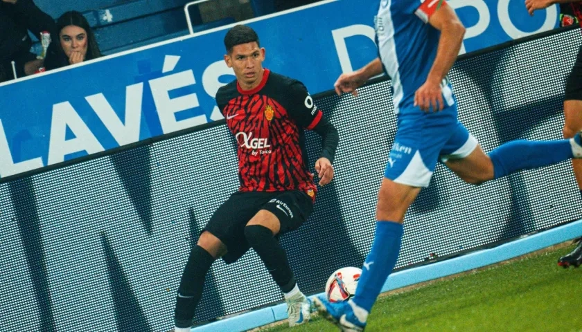 El colombiano Daniel Luna en acción contra el Alavés. 