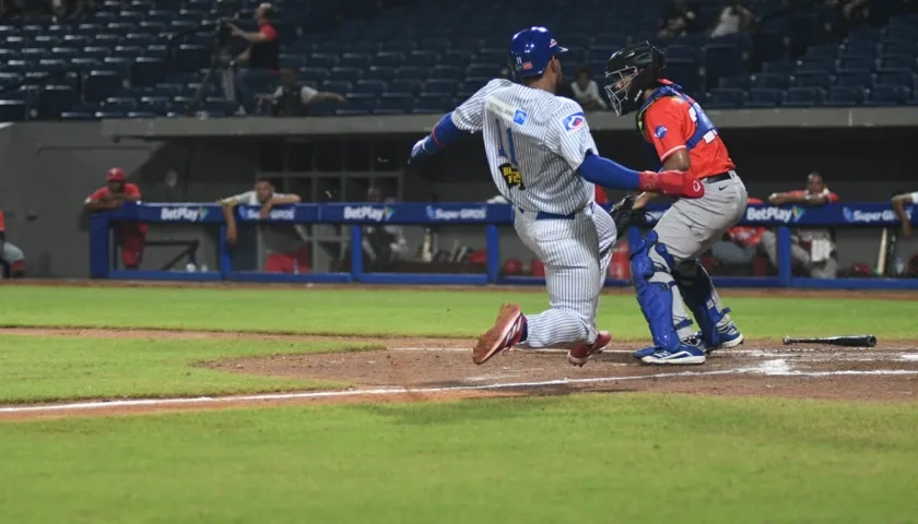 Fabián Pertuz anota la primera carrera de Caimanes, en el primer inning. 