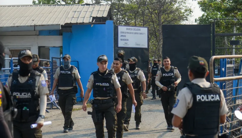 Integrantes de la policía resguardan la entrada la cárcel la Penitenciaría del Litoral.