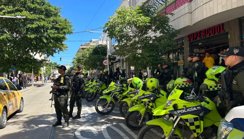 Policías realizan controles preventivos en la capital del Magdalena.