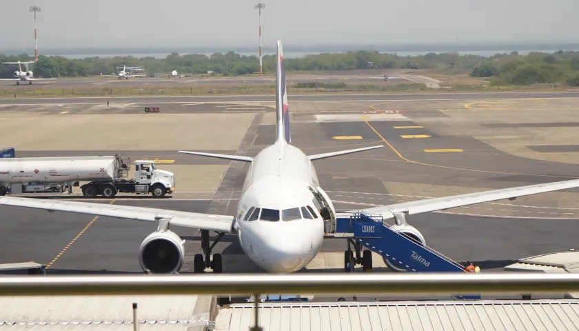 Aeronave en un aeropuerto, en Colombia. 