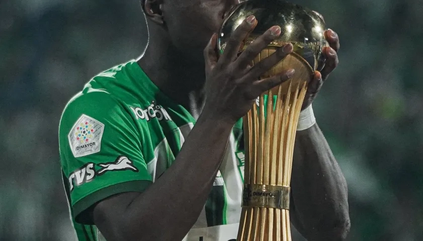 Marino Hinestroza besando el trofeo de campeón de la Liga.