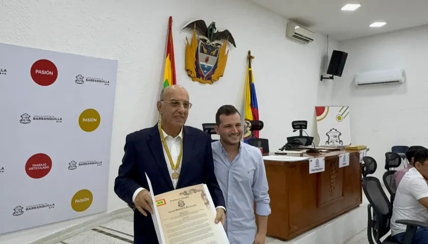 El homenajeado, José Amar, junto con el presidente del Concejo, Samir Radi.