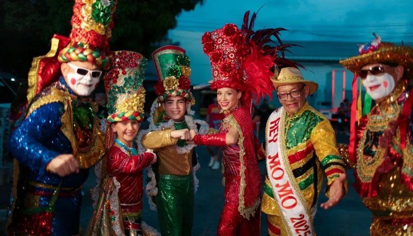 Los reyes del Carnaval junto a la danza Congo grande de Barranquilla.