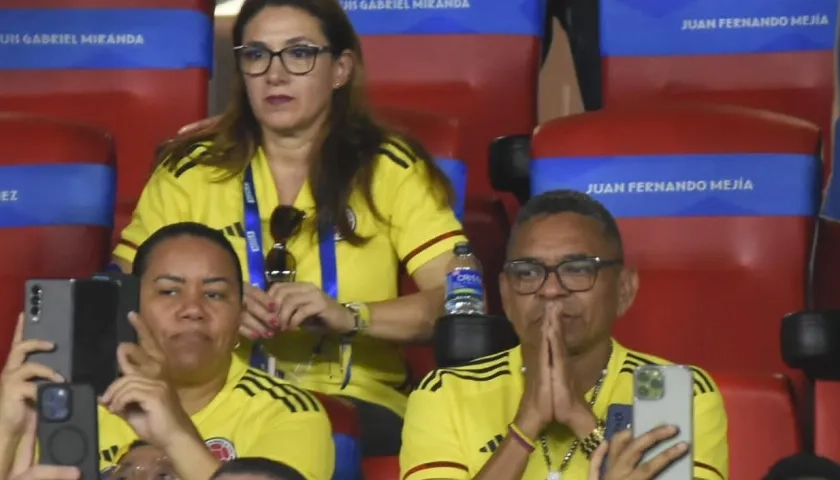 'Mane' Díaz acompañado de su esposa Cilenis Marulanda, en las tribunas del estadio Metropolitano.