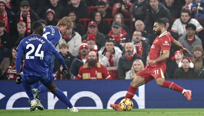 El egipcio Mohamed Salah en la acción donde marcó el tercer gol del Liverpool.