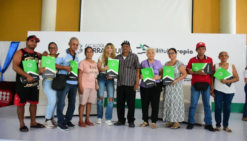 Ana María Aljure, gerente de Ciudad, durante la entrega de los títulos de propiedad a las familias. 