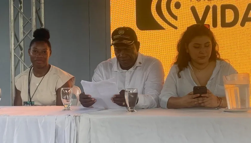 La boxeadora Angie Valdés con el viceministro del Deporte Manuel Palacios. 