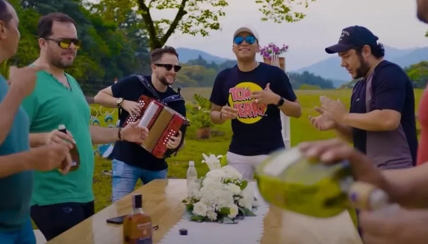 ‘El puma del vallenato’ y el acordeonero Harold Ortega, en el video de 'Coqueta' en vallenato.