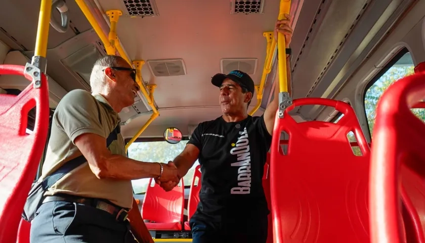 El alcalde Alejandro Char dentro de un bus nuevo de Transmetro. 