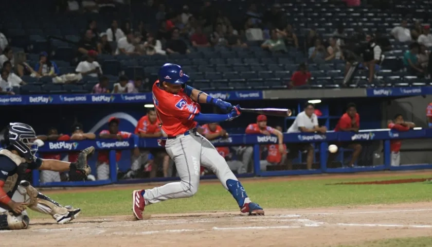 Fabián Pertuz bateó tres hits y empujó las dos carreras de Caimanes.