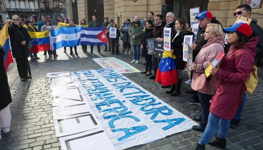 Opositores venezolanos protestan contra la toma de posesión Nicolás Maduro. 