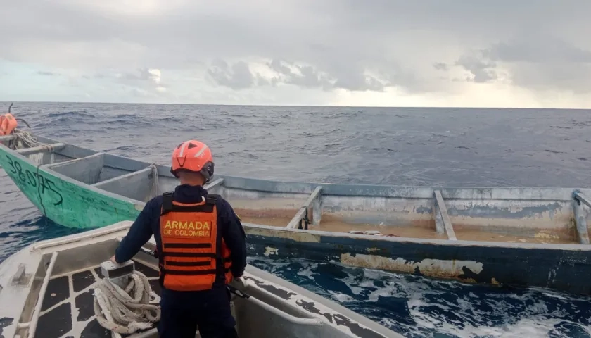 Momentos en que la Armada inspecciona la embarcación siniestrada.