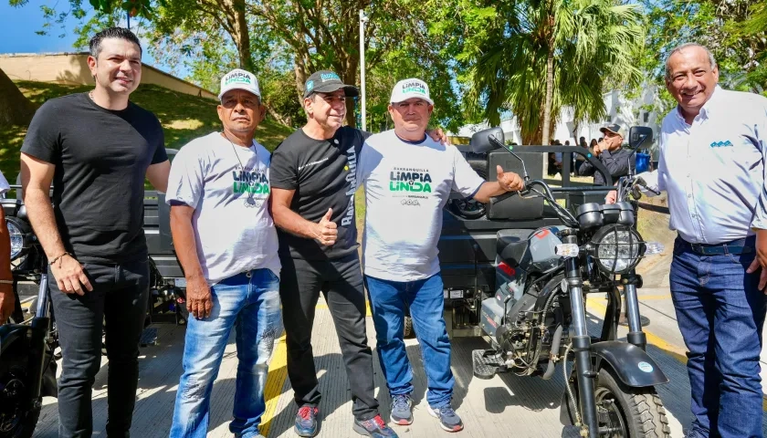 Acto de entrega de los motocargueros a los beneficiarios.