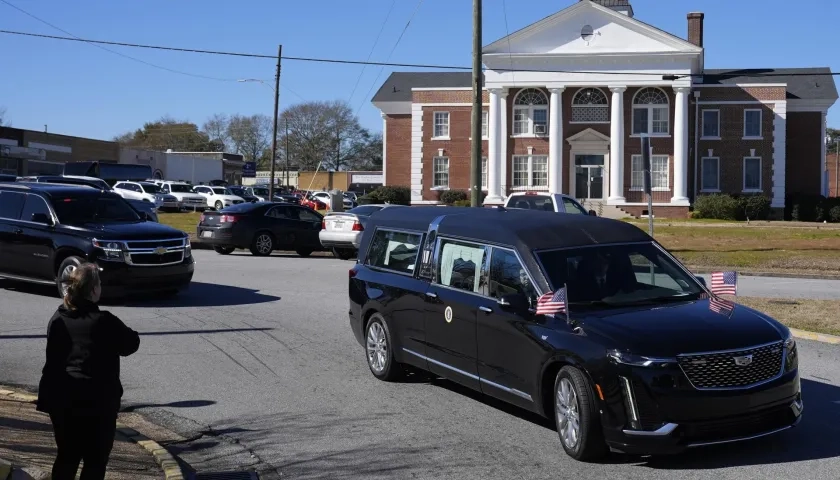 Paso del coche fúnebre que transporta el ataúd del expresidente de EE.UU. Jimmy Carter.