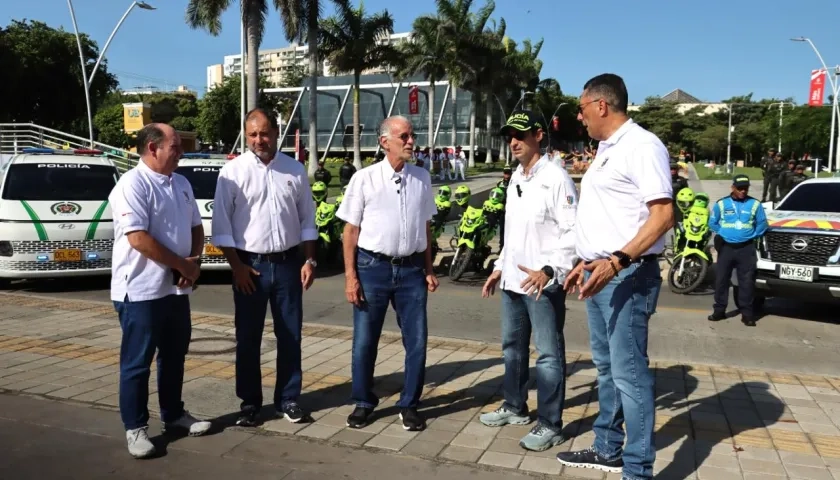 Gobernador Eduardo Verano junto a sus secretarios. 