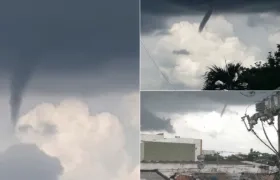Así se vio en el cielo barranquillero un pequeño tornado.