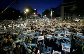Miles de personas se manifestaron  con velas en la concentración  para reclamar la libertad de sus líderes, Jordi Sánchez y Jordi Cuixart.