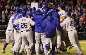 Jugadores de Dodgers celebrando la victoria.
