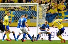 Momento en el que Johansson marca el gol del triunfo para Suecia.