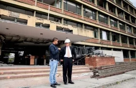 Germán Cardona, ministro de Transporte, inspecciona el edificio, donde será la implosión el domingo.