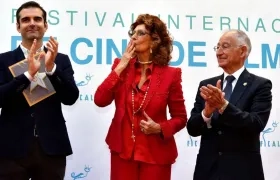  La actriz italiana Sofia Loren, junto al alcalde de Almería, Ramón Fernández-Pacheco (i), y el presidente de la Diputación de Almería, Gabriel Amat (d)