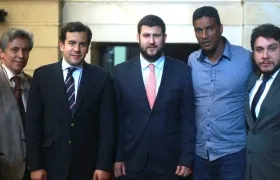 Los exalcaldes venezolanos, David Smolansky y Delson Guarate, con el presidente de la Cámara, Rodrigo Lara.