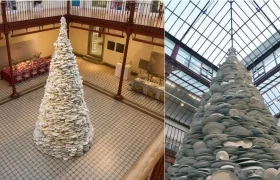 Este es un singular árbol de Navidad, de cinco metros de altura, elaborado únicamente con platos blancos de porcelana.
