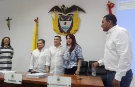 La nueva mesa directiva del Concejo para 2019 con el presidente saliente Óscar David Galán.