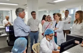 El ministro de Salud, Juan Pablo Uribe, junto a la secretaria de Salud de Barranquilla, Alma Solano.