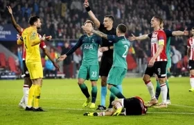 Hugo Lloris (i), portero francés del Tottenham, recibe la tarjeta roja durante el partido disputado ante el PSV correspondiente al grupo B de la Liga de Campeones de la UEFA en Eindhoven, Holanda.