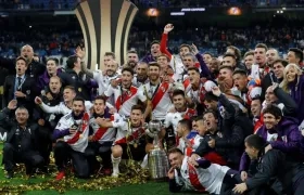 Los jugadores de River Plate con la copa tras vencer a Boca Juniors en el partido de vuelta de la final de la Copa Libertadores