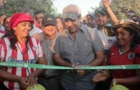 Acompañado por la comunidad de los barrios Lipaya y Evaristo Sourdís, el alcalde Alejandro Char recorrió los 400 metros de vías pavimentadas