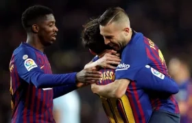 Lionel Messi celebra con sus compañeros su gol. 