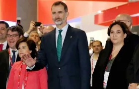 El Rey Felipe VI  junto a la alcaldesa de Barcelona Ada Colau.