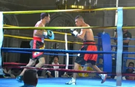 Momento del combate entre Yeison Cohen (izq.) y Hugo Berrío. 