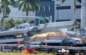  Vista del puente peatonal derrumbado en Universidad Internacional de Florida (FIU), en Miami, Estados Unidos.